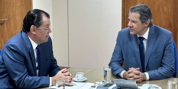 Senador Eduardo Braga em reunião com ministro da Fazenda, Fernando Haddad — Foto: Jonas Carvalho/Divulgação