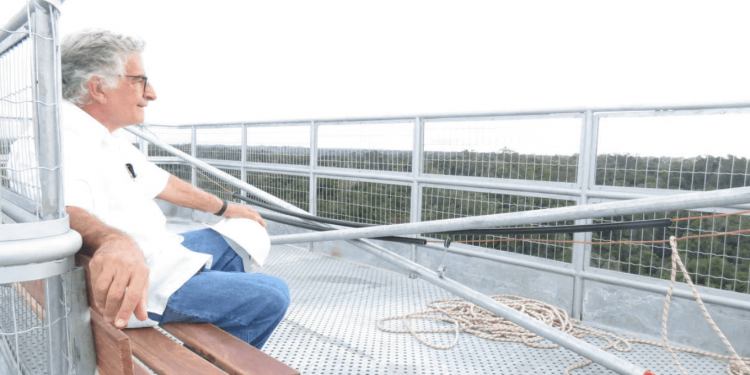 O físico ítalo-brasileiro Ennio Candotti, diretor e fundador do Musa (Museu da Amazônia), na torre de observação de 42 metros erguida no jardim botânico, em Manaus - Lucas Reis - 10.mai.2014/Folhapress