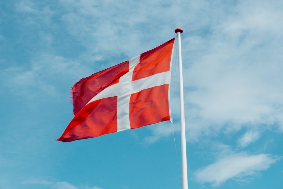 Dinamarca introduz Imposto Verde em voos a partir de 2025 para promover aviação sustentável
