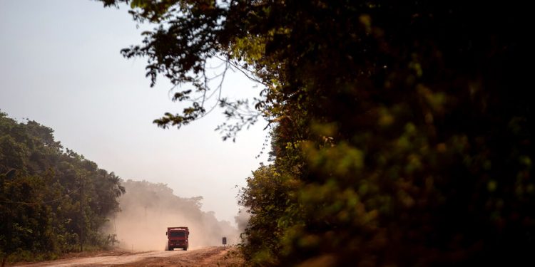 Caminhão trafegando no Km 272 da BR-319 próximo  comunidade Igapó-Açu, no Amazonas. Foto: Michael Dantas