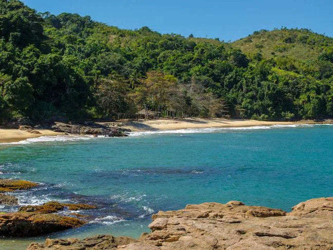 Cidades litorâneas de São Paulo começam a construir barreiras para barrar avanço do mar