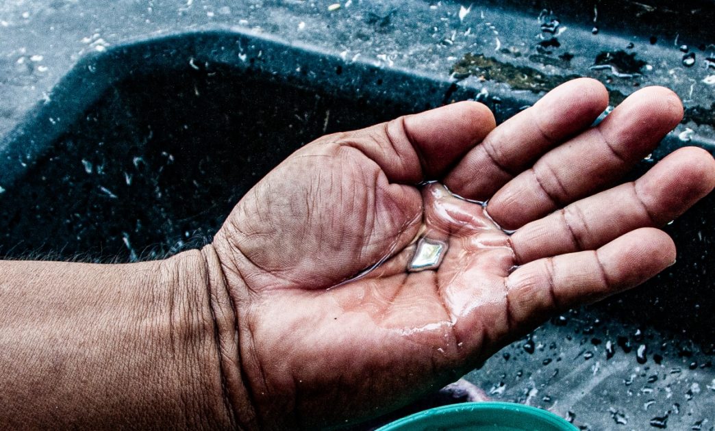 O documento também propõe programas para monitorar os níveis de mercúrio nos peixes consumidos pelas comunidades da Amazônia e apoio social aos pescadores afetados pela contaminação em regiões de garimpo ilegal