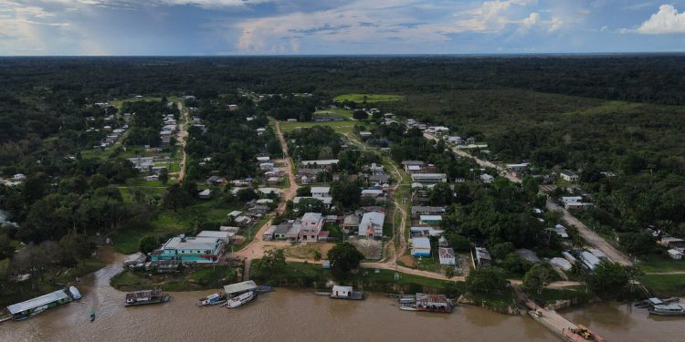 Vista aérea da comunidade Urucurituba, do povo Mura, à margens do rio Madeira, em Autazes (Foto: Bruno Kelly/Amazônia Real)