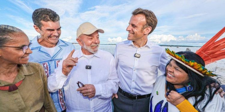 Lula e Macron em barco a caminho da ilha do Combu, em Belém, ao lado das ministras Marina Silva (Meio Ambiente) e Sonia Guajajara (Povos Indígenas) e do governador do Pará, Helder Barbalho, nesta terça (26) - Ricardo Stuckert/PR