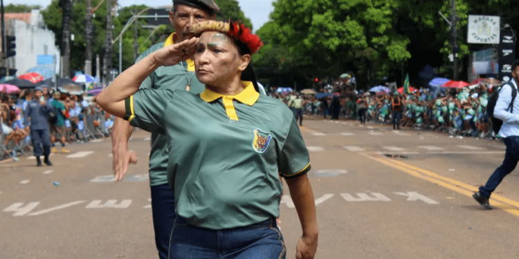 Silvia Waiãpi, no desfile de 7 de setembro, em Macapá — Foto Marcelle Corrêa g1 2