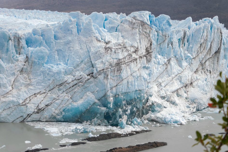 Explorando o futuro de mudanças climáticas, fica a questão se governos e sociedades estão realmente preparados para enfrentar os desafios ambientais iminentes. Uma análise crítica sobre o compromisso com a sustentabilidade e previsões climáticas complexas.