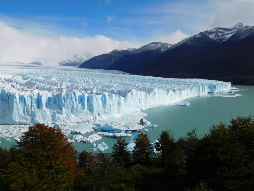 Explorando o futuro de mudanças climáticas, fica a questão se governos e sociedades estão realmente preparados para enfrentar os desafios ambientais iminentes. Uma análise crítica sobre o compromisso com a sustentabilidade e previsões climáticas complexas.