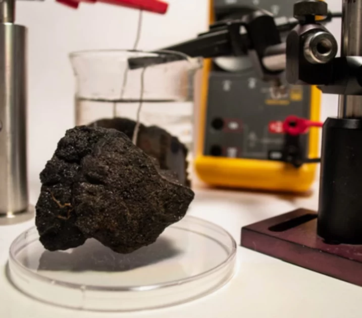 Cientistas encontraram uma possível nova fonte para da substância que não depende da fotossíntese e chamaram de oxigênio negro. Contudo sua origem é também muito requisitada por mineradoras para a produção de "tecnologias verdes" e preocupa especialistas sobre o provável impacto ambiental dessa exploração