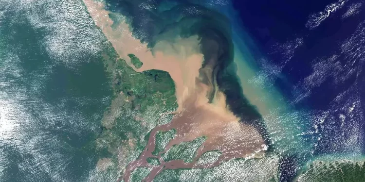 A foz do rio Amazonas, área de prospecção de petróleo offshore — Foto: Landsat/Nasa