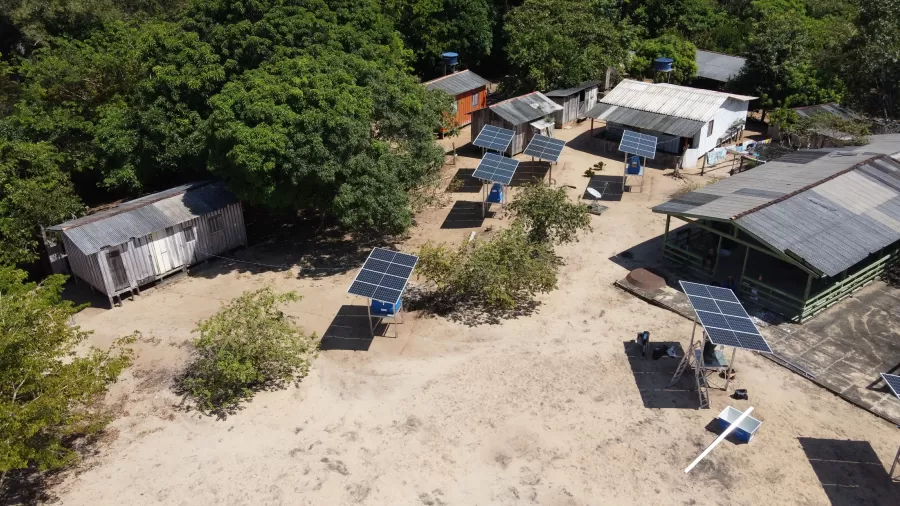 A pobreza energética é um desafio global que afeta milhões de pessoas em diversas realidades, do Norte ao Sul do planeta. No Brasil, o tema ainda é subexplorado, mas sua presença é sentida de maneira profunda, especialmente em regiões como a Amazônia. Nesta região, as dificuldades vão além do simples acesso à energia e refletem um mosaico de problemas interligados, que incluem infraestrutura inadequada, dependência de combustíveis poluentes e desigualdades socioeconômicas que impactam diretamente a qualidade de vida das populações locais.