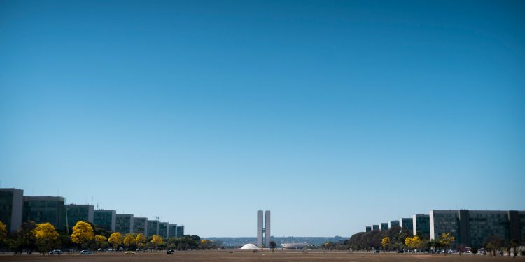 foto: Thandy Yun/Unsplash Brasília Esplanada dos ministérios três poderes senado federal congresso O Brasil, ao debater a ZFM no Senado, tem nas mãos uma política pública que, ao longo de décadas, tem-se mostrado eficaz e que, com o devido aperfeiçoamento, continuará a ser essencial para a preservação da Amazônia e para a redução das desigualdades regionais