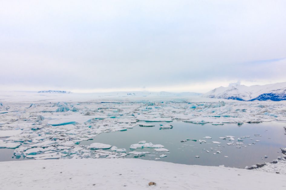 Menor extensão de gelo marinho da história é registrada em outubro, evidenciando a progressão do derretimento da Antártica e do Ártico