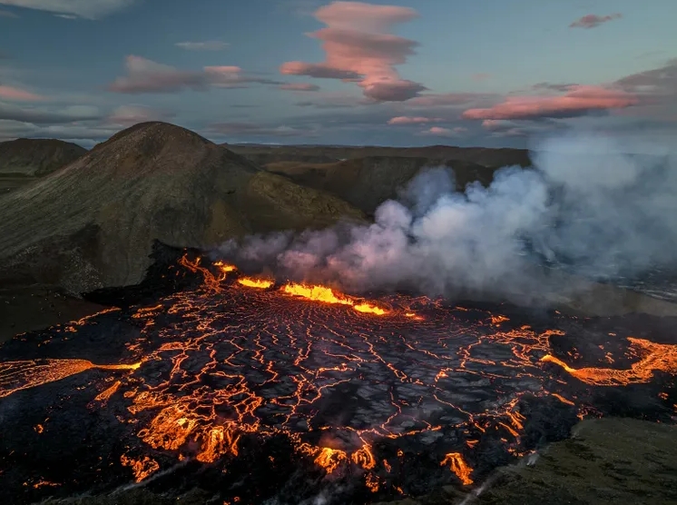 A lava flui para o vale Meralir durante uma erupção vulcânica em Reykjanes, na Islândia.