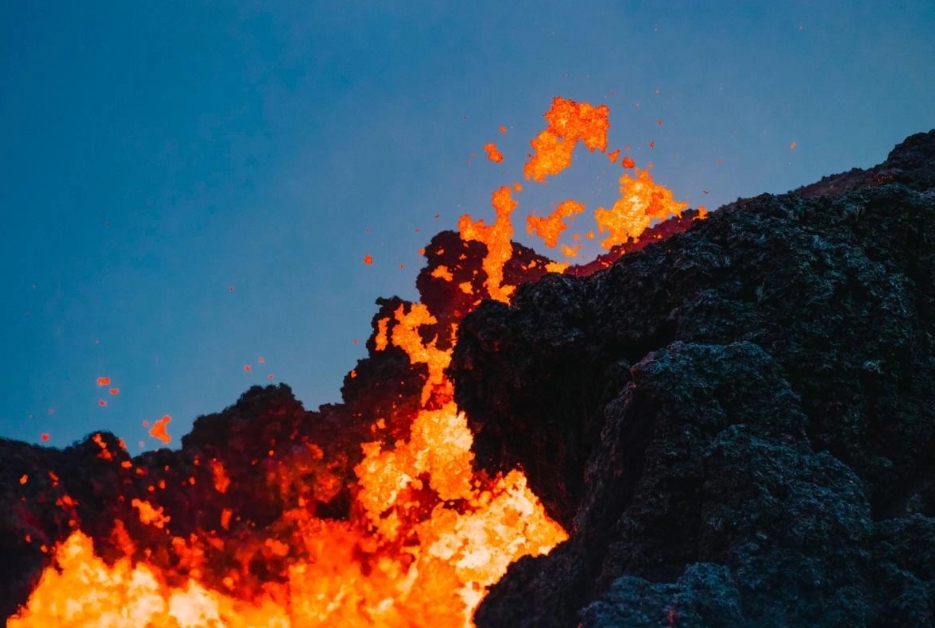 Lava jorra de fissuras ativas no empreendimento residencial Leilani Estates, na região de Keahialaka na Ilha do Havaí, em 24 de maio.