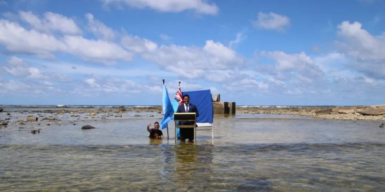 Ministro de Tuvalu grava vídeo para COP26 de dentro do mar para alertar que ilha está desaparecendo.