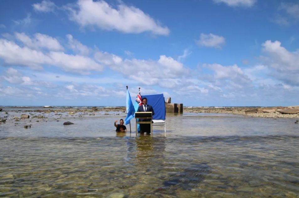 Ministro de Tuvalu grava vídeo para COP26 de dentro do mar para alertar que ilha está desaparecendo.