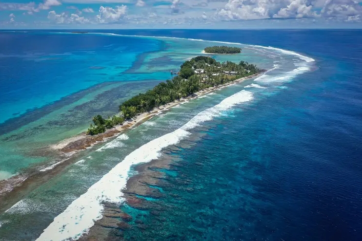 A elevação do nível do mar, causada pelas mudanças climáticas, está corroendo as costas de Tuvalu