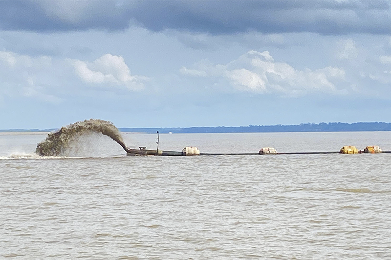 Dragagem em trecho do Rio Solimões, para permitir navegação na seca