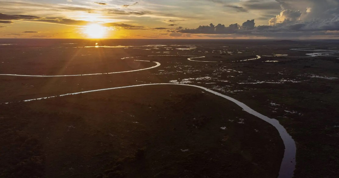 Trecho do Rio Paraguai, afetado pela seca na América do Sul