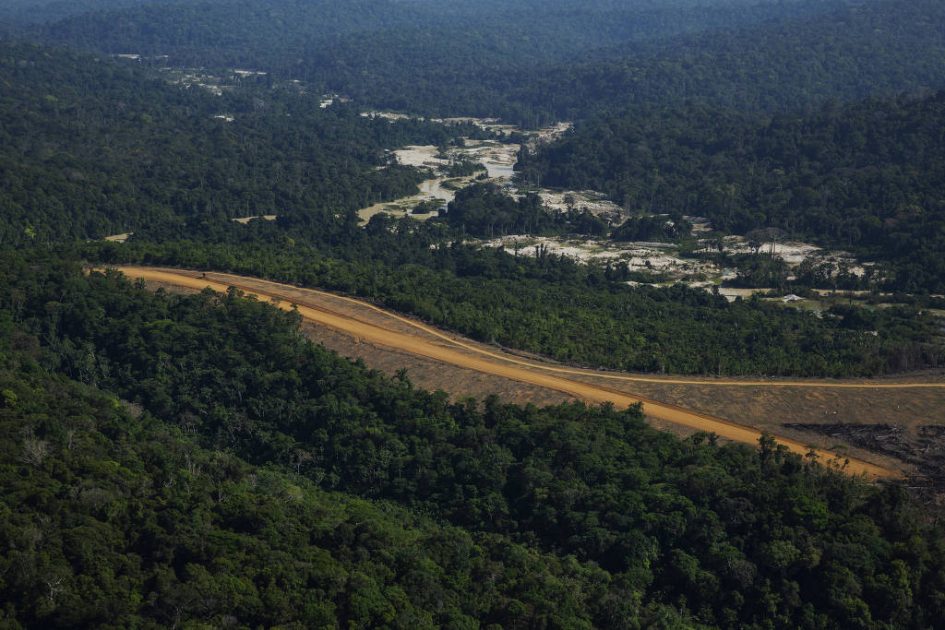 Pista de pouso ao lado de garimpo clandestino na região do rio Rato, afluente do Tapajós, cuja sub-bacia apresenta alta taxa de contaminação por mercúrio