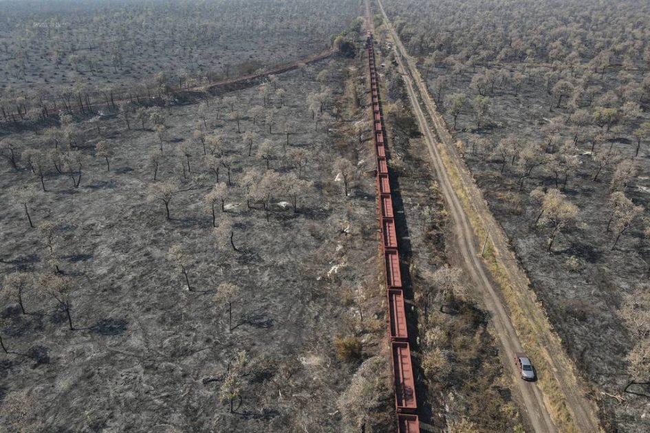 Área queimada após incêndio iniciado por infratores ambientais em manutenção de ferrovia em Corumbá (MS)