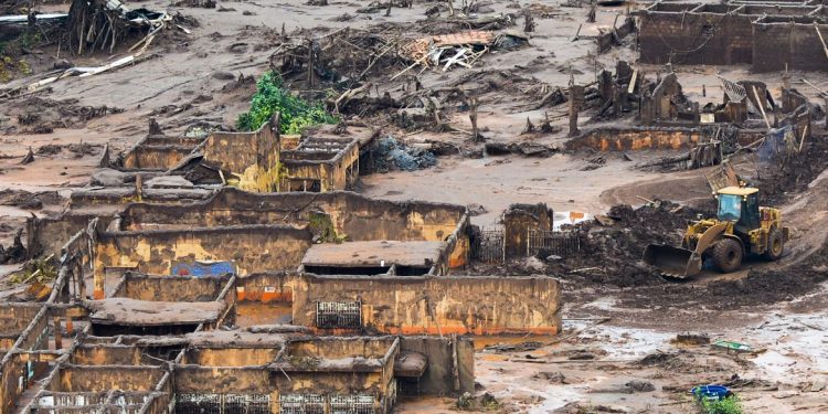 Área afetada pelo rompimento de barragem no distrito de Bento Rodrigues, zona rural de Mariana, em Minas Gerais