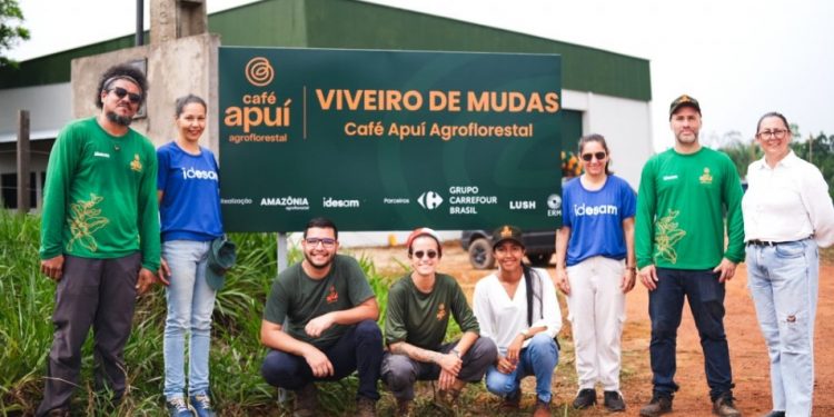 Equipe do Idesam e da Amazônia Agroflorestal com a consultora Poloana Perrut, envolvidos na iniciativa de café agroflorestal.