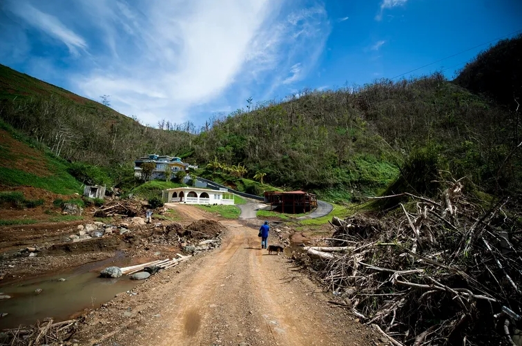 Um cidadão de Barranquitas, em Porto Rico, volta para casa com comida e água após a passagem do furacão Maria, em 2017, que atingiu a categoria 5 na escala de ventos de furacões Saffir-Simpson. Como resultado da mudança climática, os furacões estão se tornando mais destrutivos e alguns cientistas dizem que devemos nos preparar para tempestades de categoria 6 (o sistema de classificação atual termina na categoria 5).