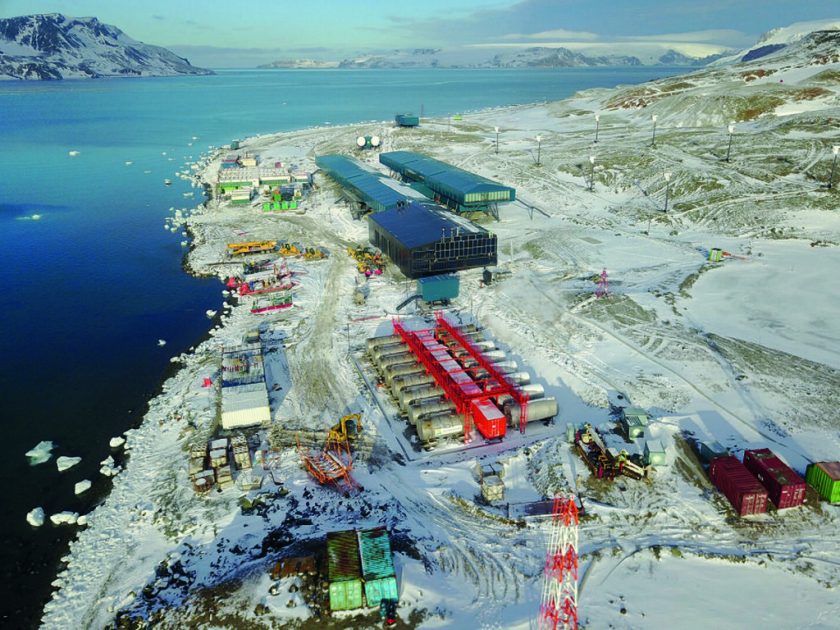 Vista aérea da Estação Antártica Comandante Ferraz, do Brasil, instalada na Ilha do Rei George, a 130 km da Península Antártica.