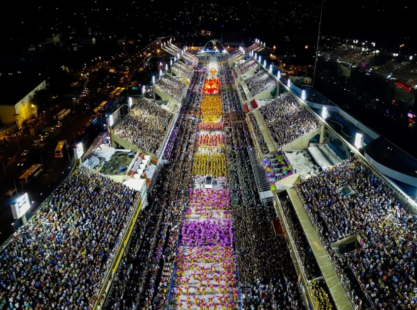 Os resíduos das fantasias de carnaval são coletados logo após os desfiles das escolas de samba no Rio de Janeiro, especialmente nos arredores da Marquês de Sapucaí.