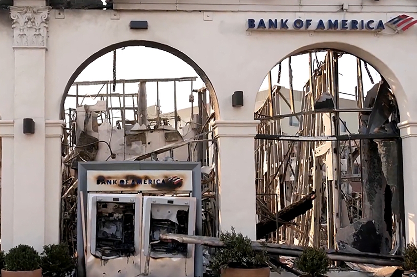 Agência do Bank of América destruída pelo fogo em Los Angeles, em janeiro de 2025.