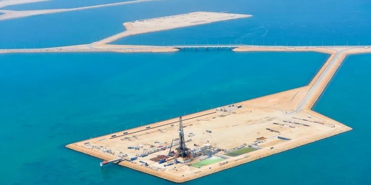 Exploração de petróleo pela Saudi Aramco no Campo de Manifa, na Arábia Saudita, que pode sofrer danos pelo aumento do nível do mar.