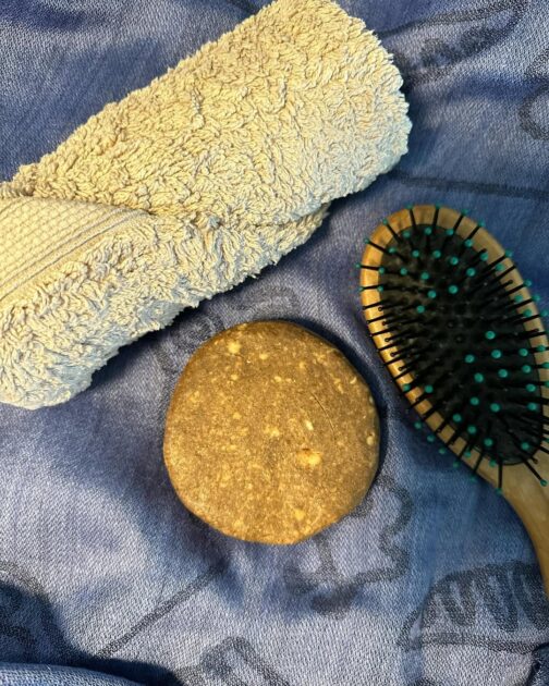 Jovem de 17 anos usa borra de café para criar produtos biodegradáveis 2 Shampoo em barra feito a partir de macarrão de sabão e borra de café.