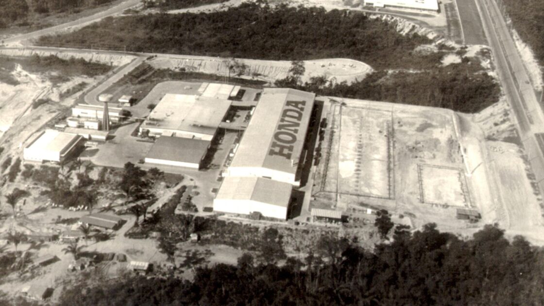 Em 2019, quando a Honda anunciou um investimento de R$ 500 milhões em sua fábrica de Manaus, muitos enxergaram naquele gesto mais do orçamento que uma decisão empresarial. Era uma declaração de confiança na Zona Franca de Manaus, na Amazônia e na própria ideia de que a indústria da floresta poderia se manter viva e competitiva diante de crises. O aporte se destinava a modernizar equipamentos, integrar processos de motores, otimizar logística e elevar padrões de sustentabilidade ambiental e de bem-estar no trabalho.