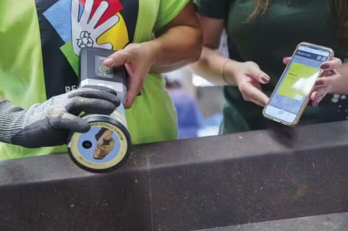 Tecnologia que diferencia plásticos em tempo recorde já ajudou a reciclar 30 mil toneladas do material.