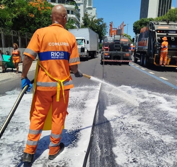Somente no último fim de semana de carnaval, garis recolheram quase 120 toneladas de detritos nas ruas da cidade do RJ.