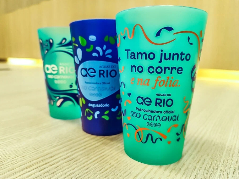 Copos reutilizáveis no Carnaval, uma das iniciativas que visam tornar o evento mais sustentável.