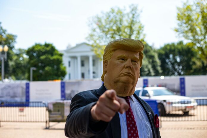 Donald Trump máscara Foto: Darren Halstead/Unsplash