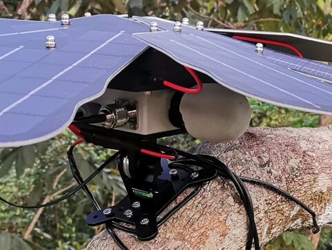 Os dispositivos Guardians possuem um microfone externo altamente sensível que capta todos os sons ambientes dentro de um raio de 50 a 1.500 metros, dependendo da origem do som.