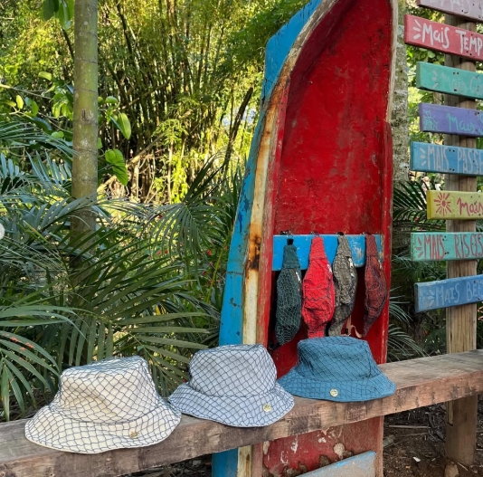 Alguns produtos feitos a partir de rede de pesca vendidos pela Marulho.