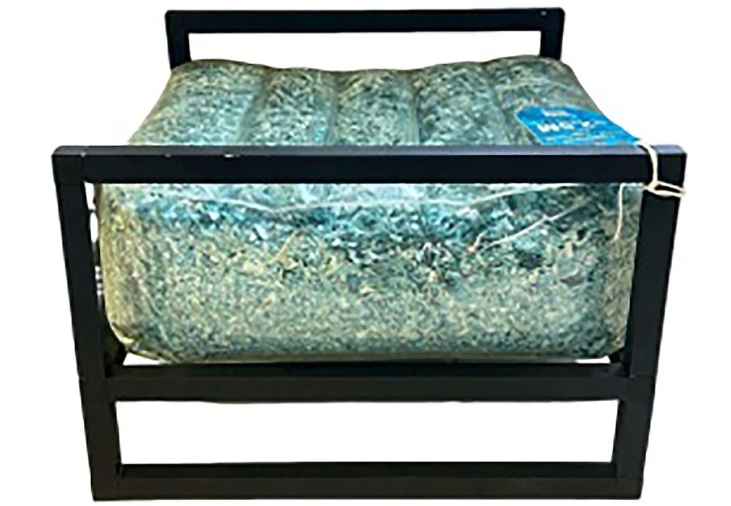 Almofada com “recheio de notas de R$ 100” picotadas. 