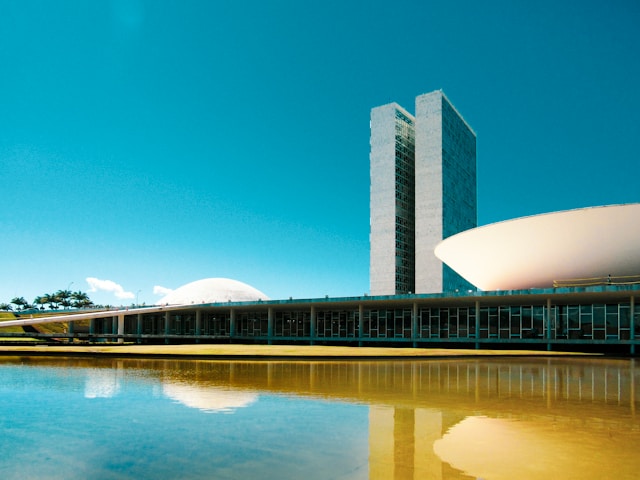 Seja qual for o caminho escolhido, o debate sobre o parlamentarismo no Brasil continuará sendo influenciado pela dinâmica política e pela relação de forças entre Executivo e Legislativo. O fortalecimento do Congresso indica que o presidencialismo brasileiro já não é o mesmo de décadas atrás, mas a transição para um novo sistema ainda depende de um consenso político que, até o momento, não foi alcançado.