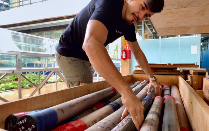 Isaac Bezerra, pós-doutorando do IGC-USP, manuseia testemunhos -as 