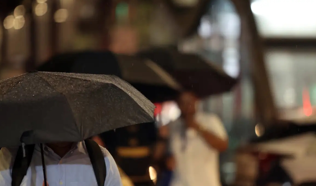 Água da chuva contaminada: estudo detecta resíduos de agrotóxicos em amostras de áreas urbanas e rurais.