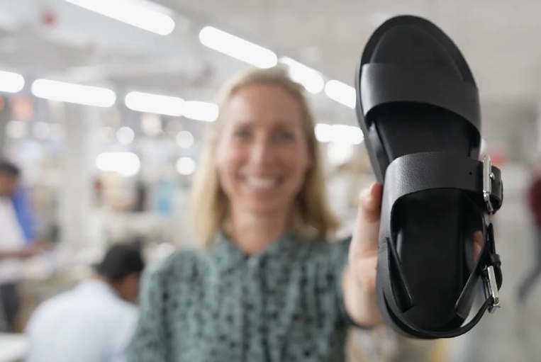 Sandália fabricada com couro ecológico. 