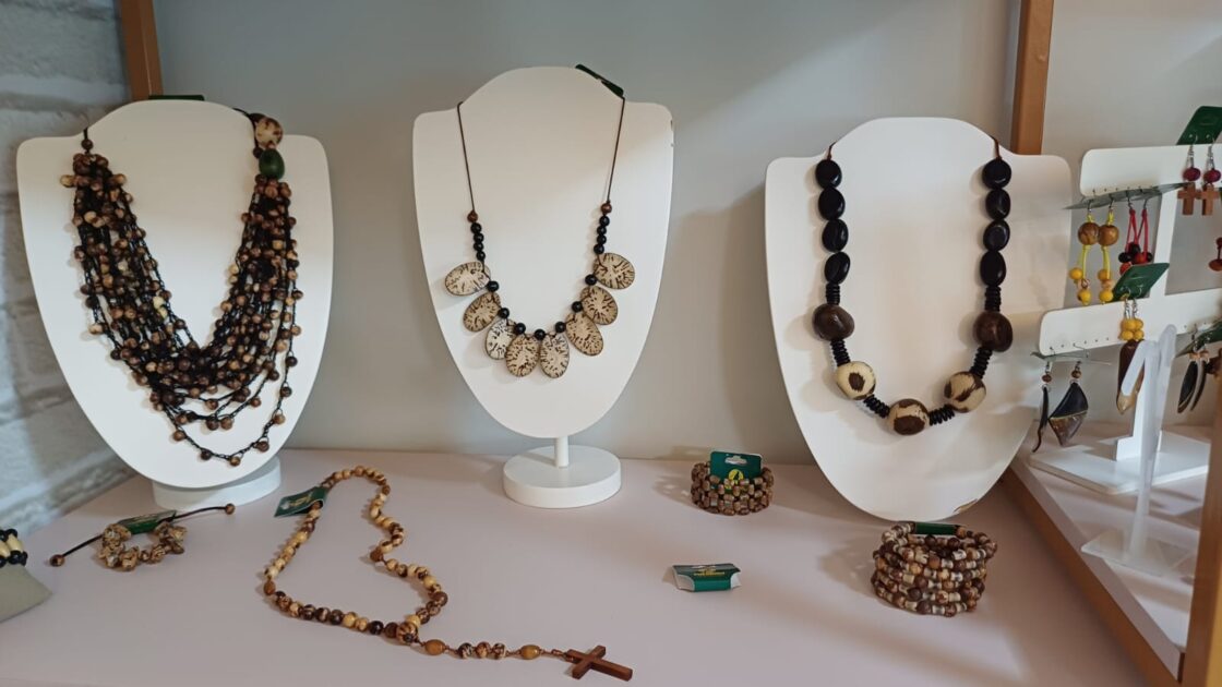 Mais que acessório: biojoias da floresta mantêm a Amazônia em pé e incentivam empoderamento feminino.