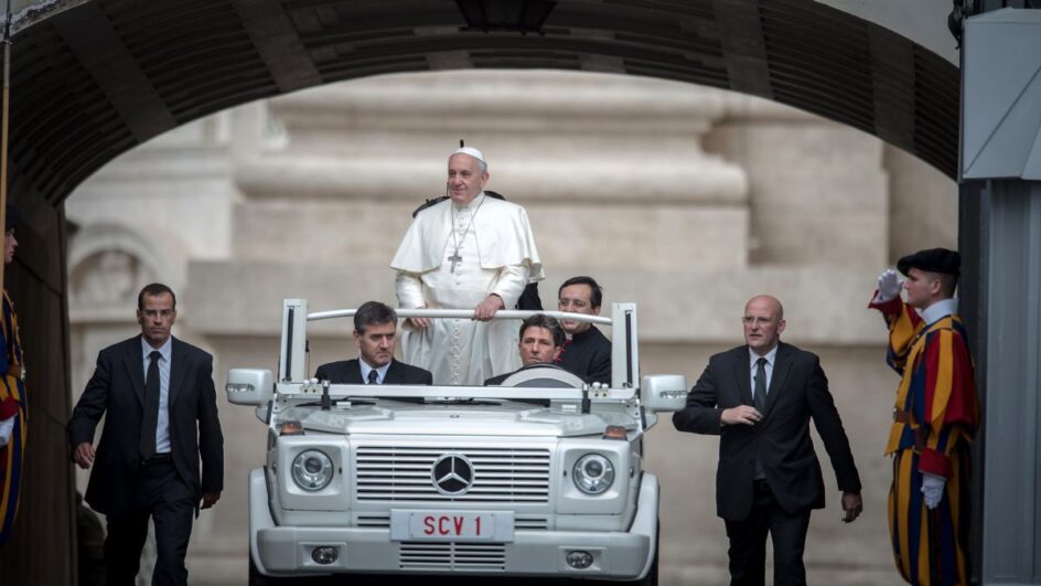 Papa Francisco no papamóvel.