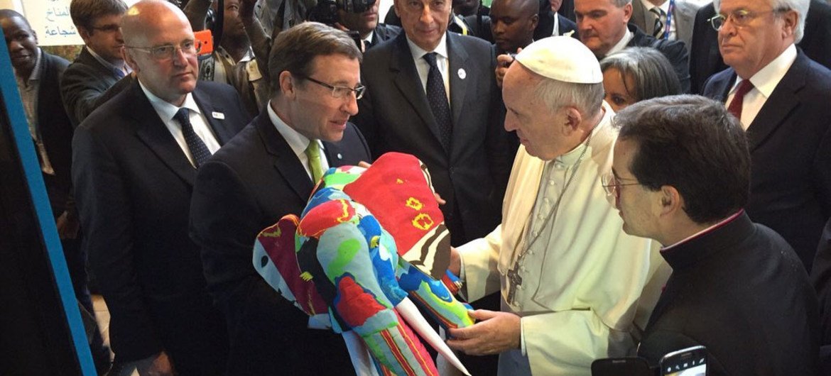 Papa Francisco e o Diretor Executivo do PNUMA, Achim Steiner, na sede da ONU em Nairóbi, Quênia. 26 de novembro de 2015.