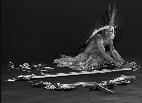 Na Terra Indígena Rio Gregório, no Acre, Miró (Viná) Yawanawá faz artesanato com penas.