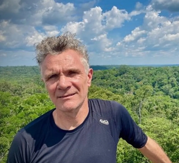 Livro de Dom Phillips, jornalista morto em emboscada no Amazonas, é lançado.